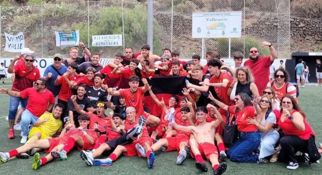 Jugadores y afición del CD Mensajero celebrando sobre el terreno de juego