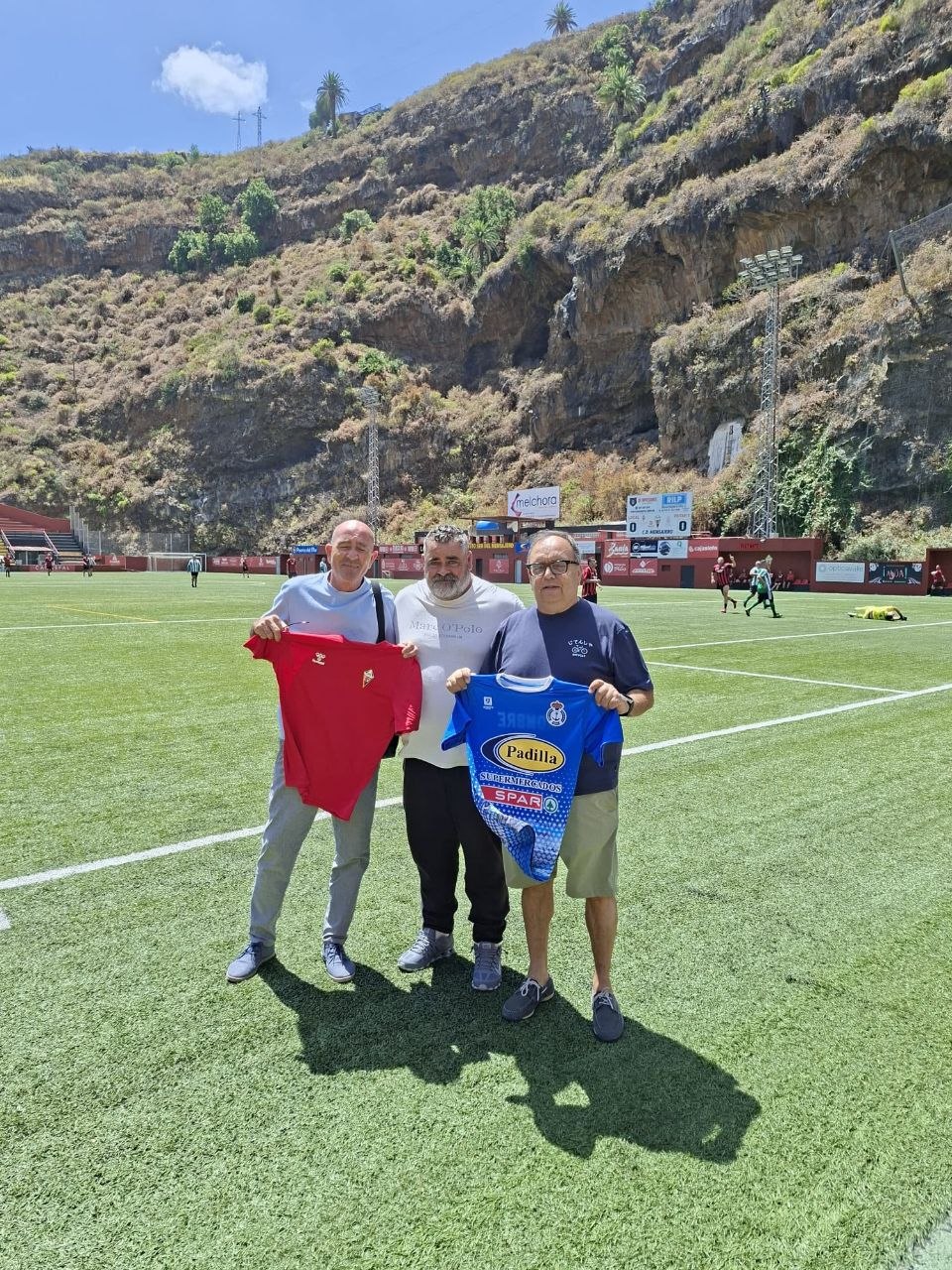 Representantes de ambos clubes en el terreno de juego del estadio