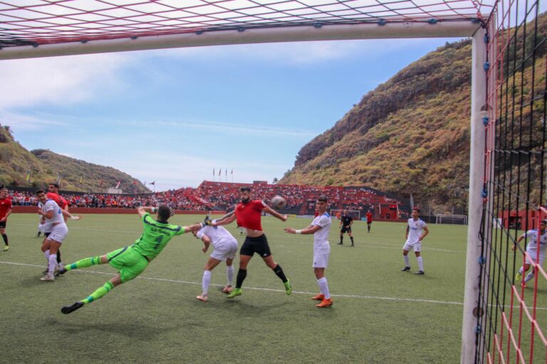 Acción de partido en el Estadio Silvestre Carrillo