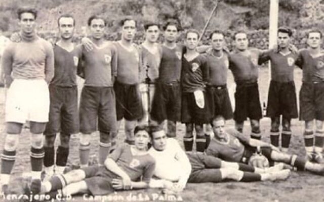 Equipo histórico del CD Mensajero en una fotografía de archivo