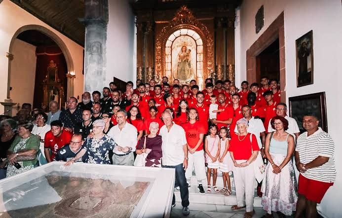 Representación del CD Mensajero junto a Nuestra Señora del Rosario en la iglesia de Santo Domingo