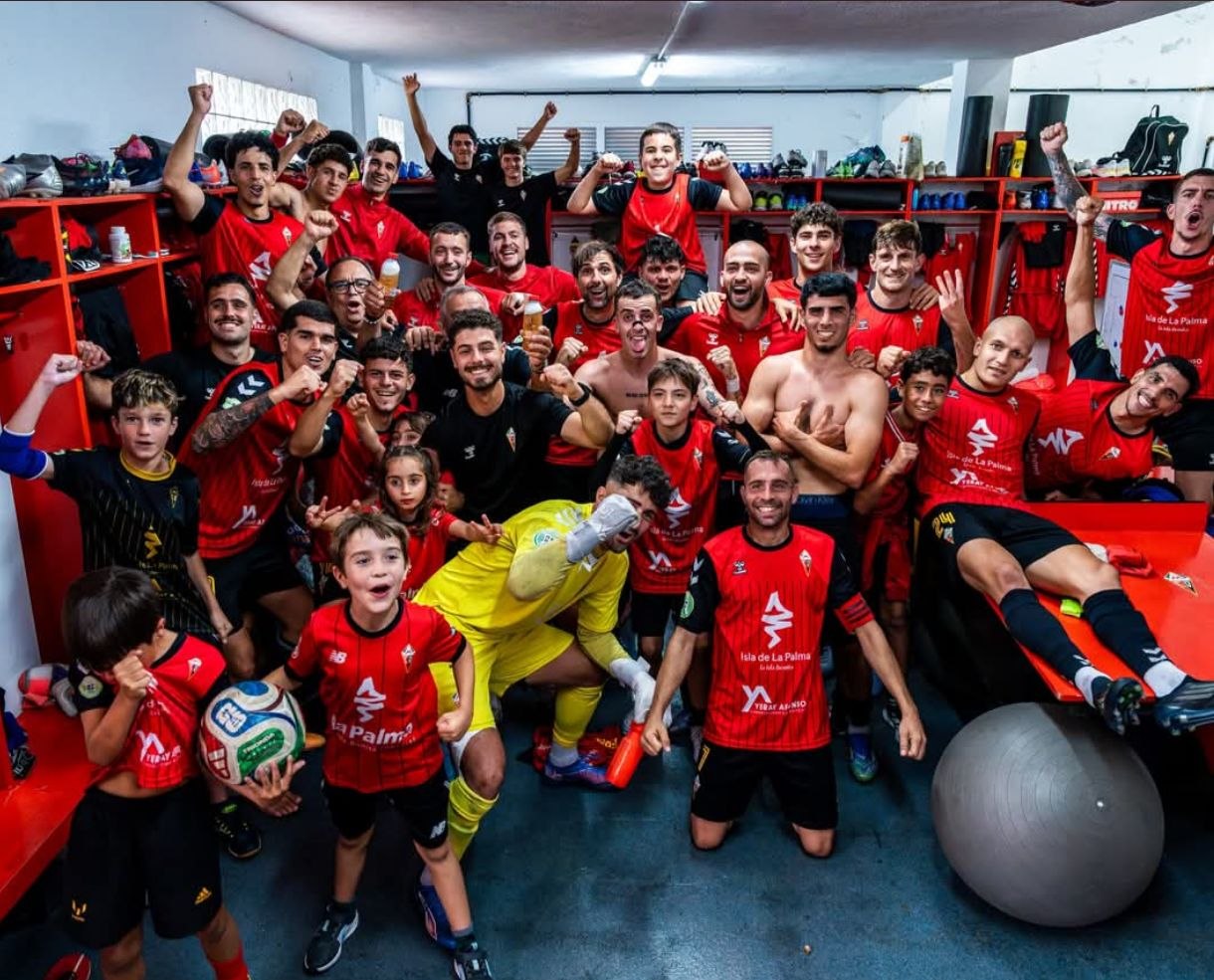 Jugadores del primer equipo del CD Mensajero celebrando juntos en el vestuario