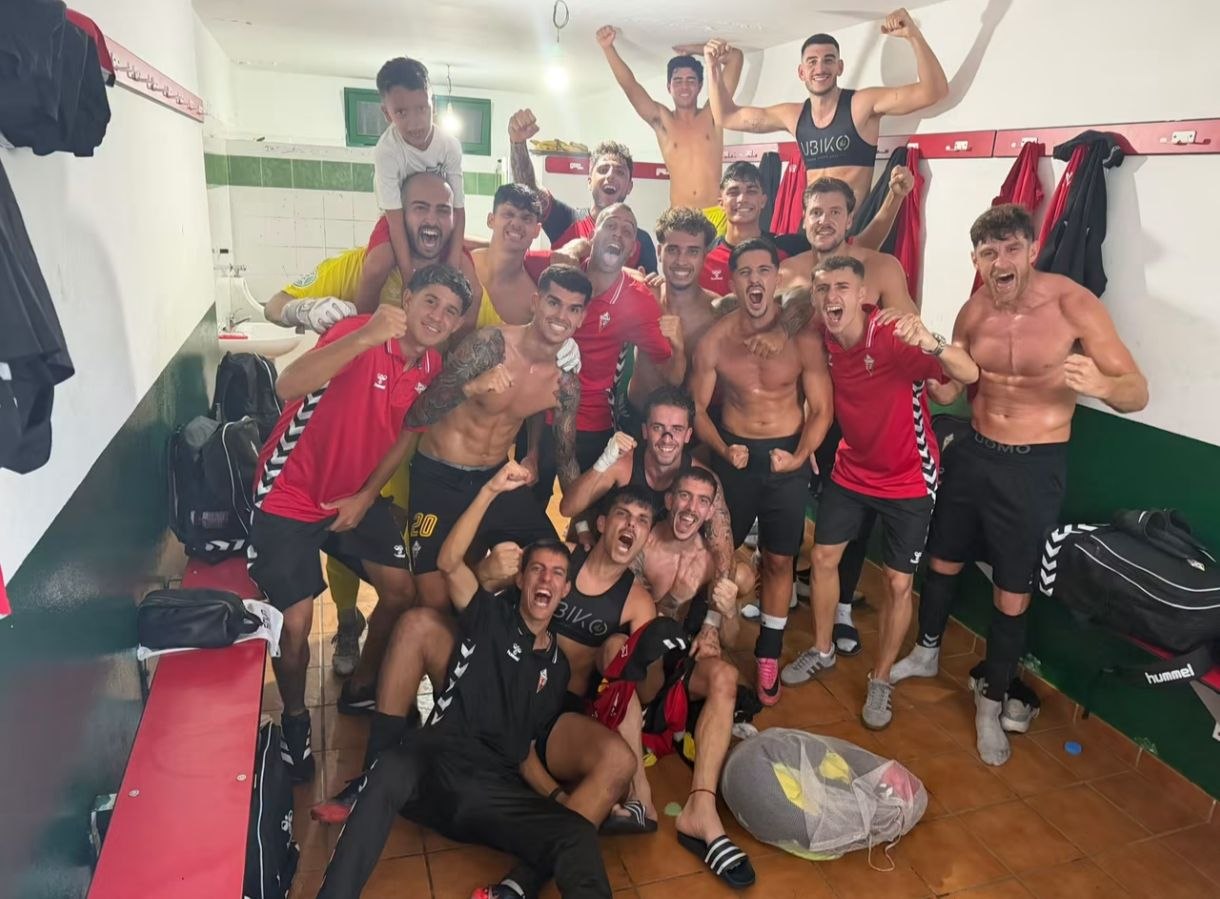 Jugadores del CD Mensajero celebrando en el vestuario la victoria ante el Villaverde Norte